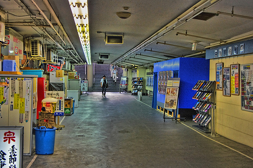 Cinepathos Ginza, which will be closed in May, on the right side in the photo, has the entrance in the underground restaurant area