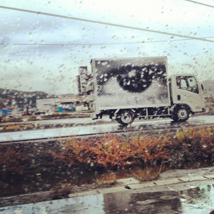 Foto di un camion nella pioggia, sulla strada per Tohoku.