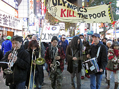 2013年12月15日（日）反五輪の会が主催したデモの模様。写真:mkimpo.comより許可を得て掲載