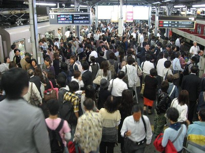 夕方のラッシュアワー。大阪・鶴橋駅にて。CC BY-SA 3.0 Wikimedia Commons.