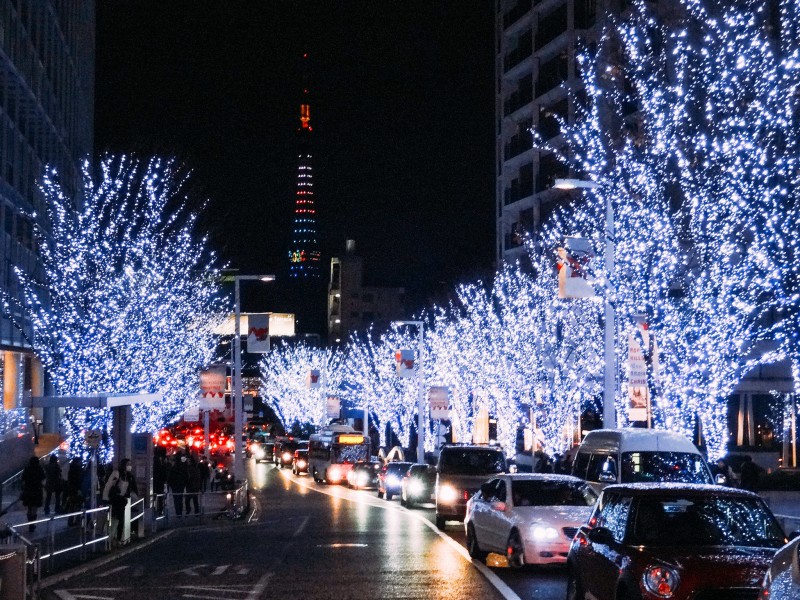 Iluminado en Kejaki-zaka, Tokio. Foto farita de Dick Thomas Johnson, uzanto de Flickr. CC-BY-2.0.